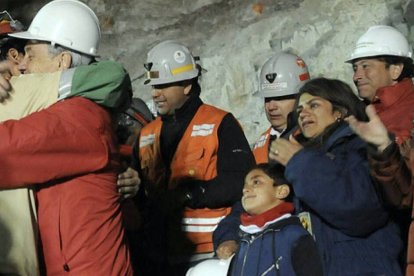 El 5 de agosto de 2010 colapsó la mina San José. Alimentados por una lata de atún, los mineros sabían quién les daba la fuerza.