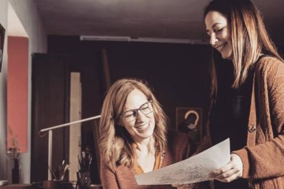 Gracias a una peregrinación a Loreto, en 2002, el taller que las dos comparten envía iconos, murales y viacrucis por el mundo.