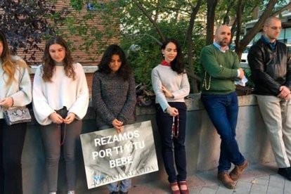 Voluntarios de 40 Días por la Vida en Madrid - orar con carteles sin obstruir el paso es legal