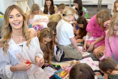 Las finalistas de Miss Polonia pasaron un día con niños y familias refugiadas de Ucrania y preparando paquetes de ayuda