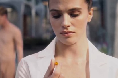 En 'Un mundo feliz', el soma es la pastilla que libra del dolor y garantiza la servidumbre. En la imagen, Jessica Brown-Findlay (Lady Sybil en 'Downton Abbey') en la serie de 2020 basada en la novela de Aldous Huxley.