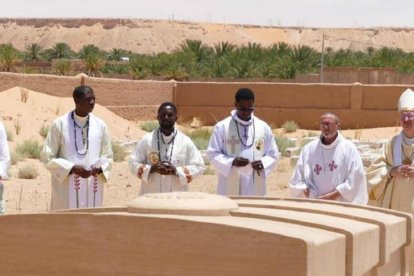 Jesús Cervera (segundo por la derecha) frente a la tumba de san Charles de Foucauld. A su lado, el Obispo de la diócesis argelina a la que pertenece El Menia.