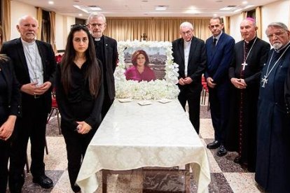 Obispos europeos con la familia de la periodista grecocatólica Shireen Abu Aklah - foto de la Conferencia de Obispos de Inglaterra