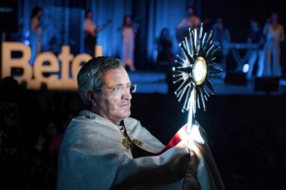 El obispo Javier Vilanova en la adoración que clausuró el encuentro joven Betel 2022 en Barcelona