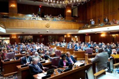 En portada, la Cámara de Representantes de Indiana, durante la votación el pasado viernes, donde se aprobó con 62 votos a favor frente a 38 en contra las primeras restricciones legales al aborto tras la revocación de Roe v Wade.