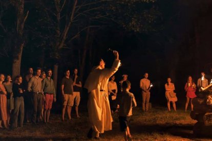Bendición de la hoguera en la pasada festividad de San Juan, en un encuentro de Academia Christiana, una de las asociaciones de católicos franceses por la conservación de la identidad cristiana y cultural del país.