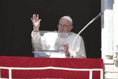 Para "convertirse en pacificadores", "es necesario desmilitarizar el corazón", expuso Francisco en el rezo del Ángelus de Todos los Santos.