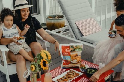 Los padres son los primeros responsables de la educación de sus hijos. No pueden desentenderse de esa obligación, menos aún cuando se les está intentando adoctrinar con una ideología dañina para ellos. Foto (contextual): Tyson / Unsplash.