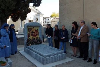 Hermanitas del Cordero junto a la sepultura para bebés nonatos de María Puerta del Paraíso en Madrid - foto de Helena Acín