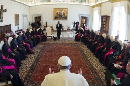 El Papa Francisco reunido con obispos de Mozambique en 2015