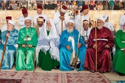 Sacerdotes samaritanos, con el Sumo Sacerdote, sin vara, en el centro - foto de Flavio Grynszpa, en Flickr y Wikipedia