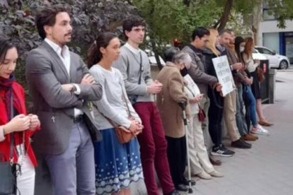 Los voluntarios de 40 Días por la Vida continúan rezando ante el abortorio de Askabide, pese a la información falsa transmitida por diversos medios de comunicación.