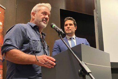 Eduardo Verástegui presentó su película 'Sonido de libertad' en la IV Cumbre Transatlántica y luego dio entrada a Mel Gibson, para sorpresa y satisfacción de los asistentes.