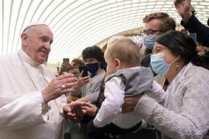 El Papa bendice un bebé durante la audiencia general del miércoles 24 de noviembre