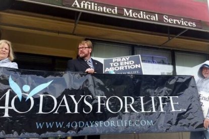 "Nunca te rindas. La perseverancia es clave para ganar la batalla. Dios responde las oraciones": es la consigna que el católico provida Dan Miller transmite a otros voluntarios "orantes" ante las clínicas abortistas.