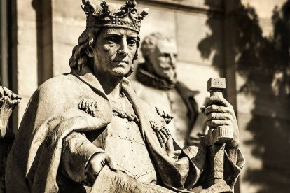 Alfonso X el Sabio conjugó en el siglo XIII todos los saberes: la fe, la filosofía, la ciencia, la poesía. Foto: Héctor Gómez Herrero / Wikipedia. Monumento a Alfonso X el Sabio en la Biblioteca Nacional de Madrid.