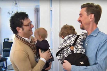 Los hijos de parejas del mismo sexo no tienen constitutivamente padre o madre (o ni padre ni madre). ¿Esa carencia no tiene importancia? Foto: captura DW Documentary.