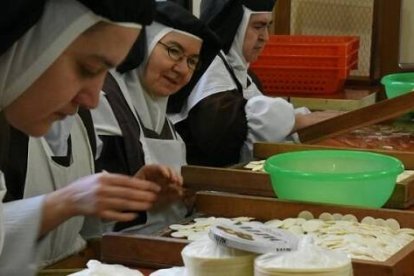 Unas carmelitas elaboran hostias en una comunidad en Paraguay... es una actividad común para religiosas de clausura