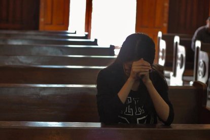 Si todos podemos rezar a Dios por los demás... ¿por qué la Virgen o los santos no podrían hacerlo por nosotros? Foto: Roberto Castillo / Cathopic.com