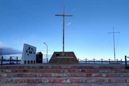 Monumento conmemorativo a la primera misa celebrada en Argentina, en Puerto San Julián, el 1 de abril de 1520. Foto: @Programa_FE