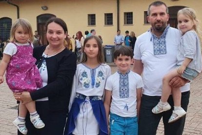 Oksana con su esposo e hijos - desde la parroquia ucraniana de Roma ha colaborado con la acogida de refugiados y el envío de ayuda