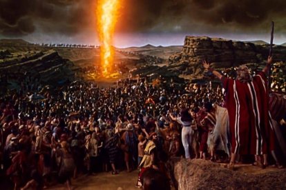 Todo el Antiguo Testamento es una prueba del deseo de cercanía de Dios a los hombres. En la imagen, un momento del Éxodo en 'Los Diez Mandamientos' (1956) de Cecil B. DeMille.