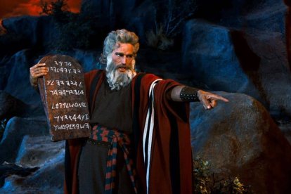 ¿Cómo pretenden educar a los ciudadanos aquellos que ni creen ni practican los Diez Mandamientos? En la imagen, Moisés (Charlton Heston) con las Tablas de la Ley en 'Los Diez Mandamientos' (1956) de Cecil B. DeMille.