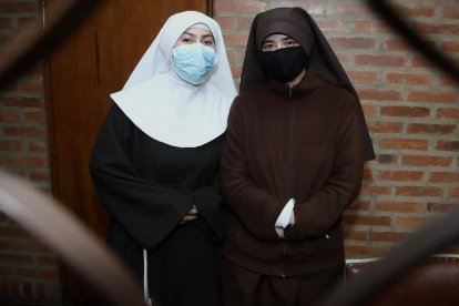 Isabel, novicia clarisa, a la derecha en la imagen, junto a Yohanna, todavía postulante, en el monasterio de Bogotá