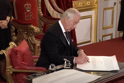 En el año 1701 se emite la Ley de Instauración que veta expresamente la presencia de católicos en la línea sucesoria.