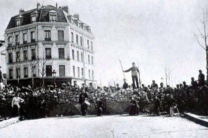 Barricada del Boulevard Puebla durante la Comuna de París.