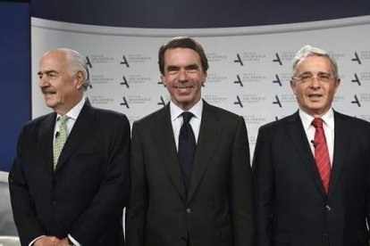 José María Aznar (centro de la imagen) y los expresidentes colombianos Pastrana (izquierda) y Uribe (derecha) son algunos de los firmantes de esta carta.