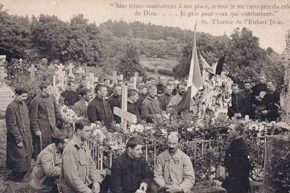 Soldados de la Primera Guerra Mundial rezan agradecidos ante la tumba de Teresita de Lisieux, que aún no era santa.