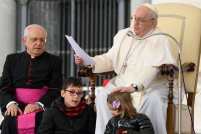 Dos niños se acercaron a Francisco al inicio de la audiencia de los miércoles. El Papa puso de ejemplo su espontaneidad, ese 'entrar sin permiso', 'directamente', como ejemplo de lo que debemos hacer nosotros con Dios. Foto: Vatican Media.