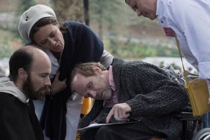 Escena de la película Lourdes, en que unos hospitalarios atienden lo que dice un peregrino enfermo