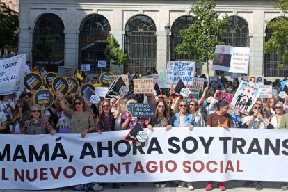 Cada vez son más numerosos, variados y de diversas corrientes los que advierten de los grandes "peligros irreversibles" de medicar y hormonar a la sociedad en búsqueda del cambio de género.