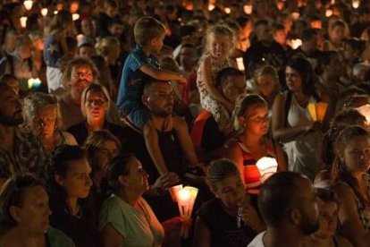 Procesión con velas en Lourdes - una escena del emotivo documental  sobre Lourdes en los cines españoles