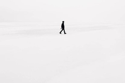 A base de no asumir nunca compromisos estables y duraderos, el hombre va quedando en soledad y vacío existencial. Imagen: Émile Séguin / Unsplash.