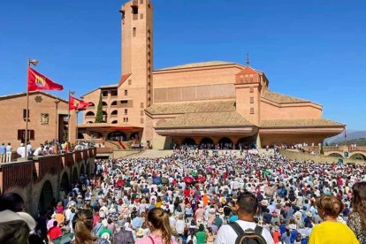 MIles de personas llenaron la explanada del santuario de Torreciudad en la 30ª Jornada Mariana de la Familia.