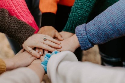 El hombre es un ser constitutivamente vulnerable y limitado, necesita a los demás. No puede ni siquiera nacer ni morir por sí mismo. Foto: Hannah Busing / Unsplash.