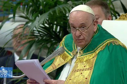 Francisco leyó sentado la homilía de la misa en la Jornada Internaiconal de los Pobres. Foto: Vatican Media.
