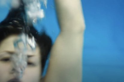 Te has angustiado tantas veces buscando la razón por la cual el mundo no es un lugar luminoso y feliz. El mal nos sorprende siempre por su maldad gratuita, ¿por qué? La pregunta queda sin respuesta. ¿Por qué a mí? ¿Por qué soy así? Este vídeo aporta luz.