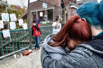 Una escena cada vez más frecuente: adolescentes y jóvenes llorando a los compañeros que se quitan la vida.