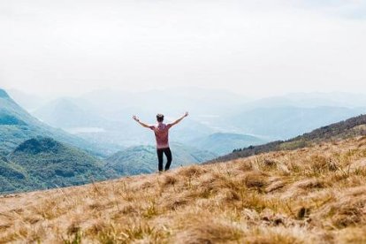 La libertad y la salvación eterna que anhela el hombre la da Cristo... es un regalo para abrazar y celebrar -  foto de Dino Reichmuth en Unsplash