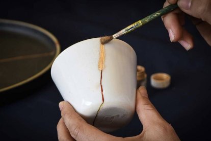 "Son carísimos vinos cubiertos de polvo a punto de caducar. Coches de lujo aparcados en el salón del automóvil vintage. Son herrumbrosos trofeos de una guerra… que cuentan, una y otra vez, a los que les dan de comer".