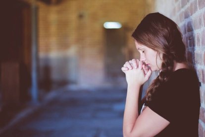 Nuestros gestos nos ayudan a entrar en oración. Foto: Ben White / Unsplash.