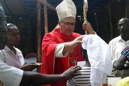 El obispo Vera en una confirmación - se ven las barras catalanas del escudo de la Merced