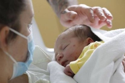 Los últimos datos del INE revelan que la natalidad en España descendió un 1,2% con respecto a 2020. Las muertes, en cambio, siguen aumentando con respecto a los años previos a la pandemia.