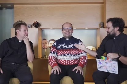 De izquierda a derecha en la foto, Jesús Silva, Antonio María Domenech y Patxi Bronchalo, los sacerdotes de Red de Redes.