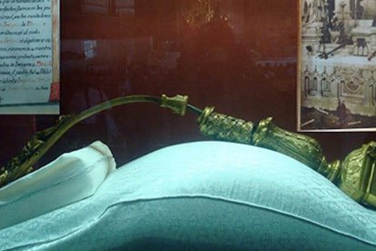 La archidiócesis de México ha publicado una fotografía inédita de la Virgen de Guadalupe con motivo del Año Santo por el atentado que sufrió en 1921. En la imagen se puede ver uno de los crucifijos retorcidos por la explosión.