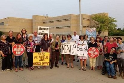 Activistas provida de Red Rose Rescue piden la libertad de fray Fidelis en la cárcel del condado de Oakland